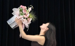 几男含着她两个硕大的乳